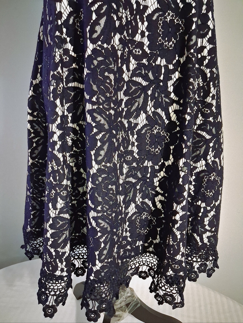 Donna Ricco Navy Lace Midi Dress with Ivory Underlay Size 14 - Picture 8 of 10